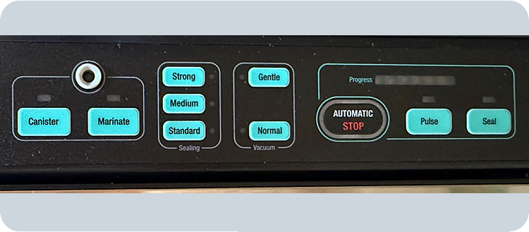 Nahaufnahme eines schwarzen Bedienfelds eines Vakuumiergeräts mit Optionen für die Einstellungen für Behälter, Marinierung und Versiegelung/Vakuumstärke. – Fishing Adventure GmbH
